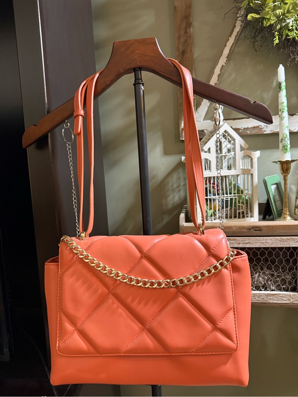 Orange shoulder bag with gold chain